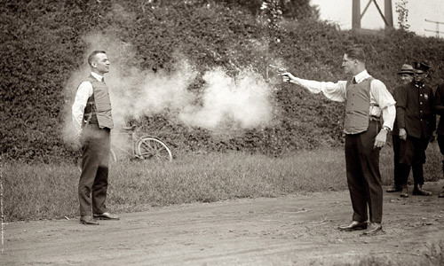 Vào năm 1923, áo chống đạn được thử nghiệm trên thực tế.