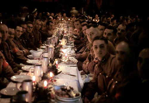 Bức ảnh ghi lại khoảnh khắc lịch sử các tướng tá của Đức Quốc xã trong bữa tiệc Giáng sinh mà trùm phát xít Hitler tổ chức ở Munich (Đức) ngày 18/12/1941. Bữa tiệc này được tổ chức vào thời điểm chưa đầy 2 tuần trước vụ tàn sát người Do Thái ở trại tập trung Chelmno, Ba Lan.