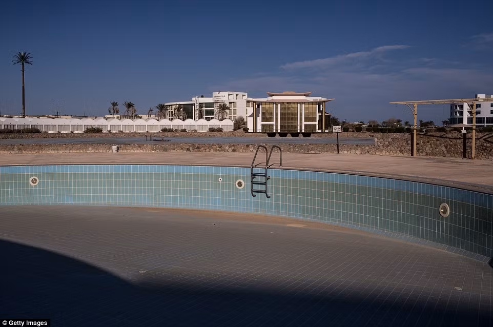 Cụ thể, thành phố "ma" Sharm el-Sheikh ngày càng vắng bóng người sau khi máy bay A321 của Hãng hàng không Nga Kogalymavia, bay từ khu nghỉ mát nổi tiếng Sharm El-Sheikh của Ai Cập tới thành phố Saint Petersburg của Nga rơi ở bán đảo Sinai ngày 31/10/2015. Vụ tai nạn khiến toàn bộ 224 người trên máy bay thiệt mạng.