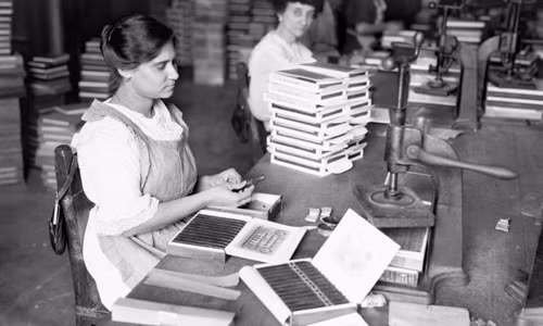 Một phụ nữ Cuba đóng hộp xì gà tại một nhà máy ở Havana năm 1920. Đây là một trong số nhiều hình ảnh ấn tượng chụp đất nước Cuba những năm 1920 của tạp chí LIFE.