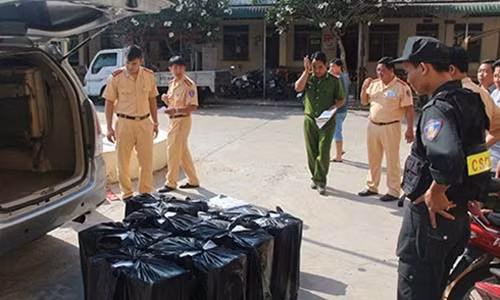 Gan bien xe Quan su gia de cho thuoc la lau