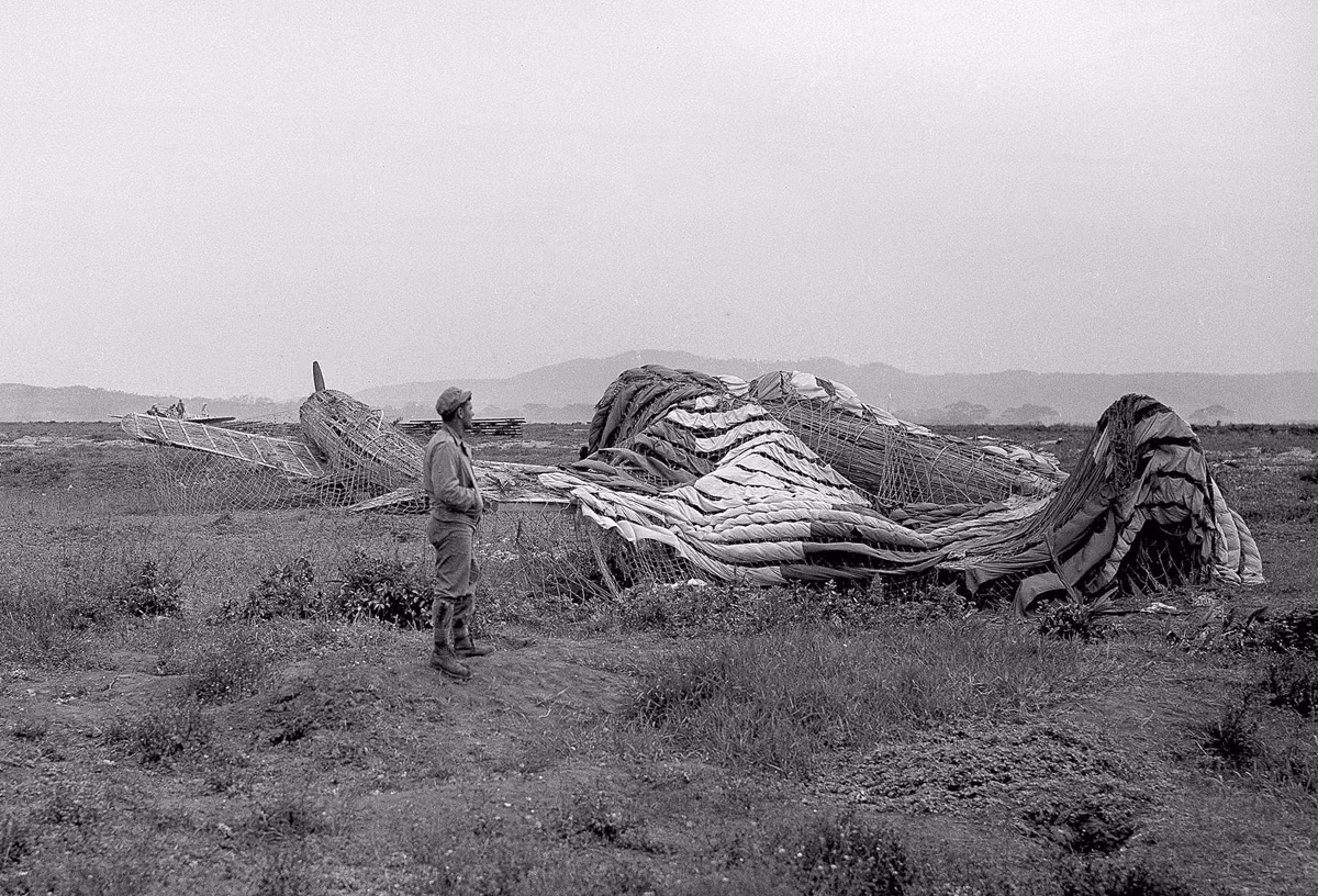 Một máy bay giả của Nhật Bản được đặt tại sân bay ở Okinawa ngày 16/4/1945. Nhật Bản bố trí các vũ khí giả như vậy nhằm phô trương sức mạnh, khiến quân đồng minh đánh giá sai về sức mạnh quân sự của nước này.