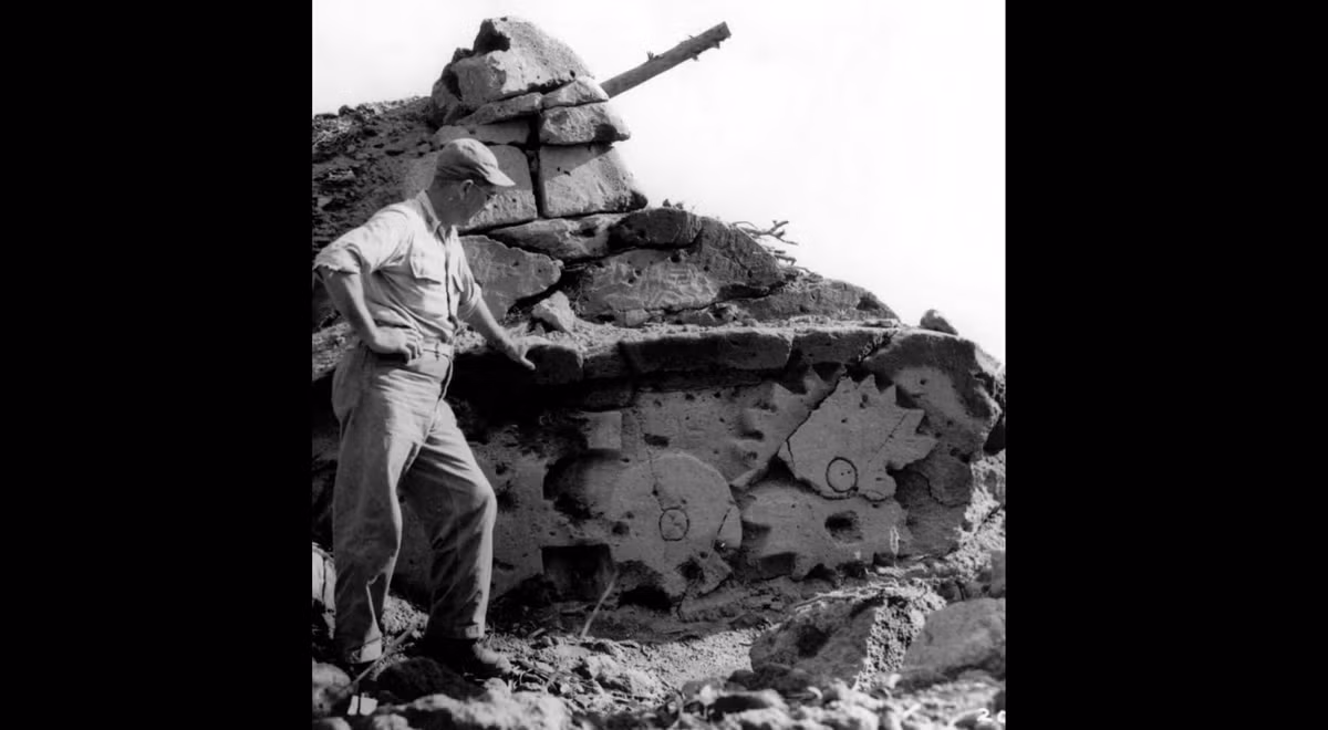 Một xe tăng giả của quân đội Nhật Bản được bố trí ở Iwo Jima. Bức ảnh này được chụp sau khi quân đồng minh đánh chiếm được Iwo Jima từ tay Nhật Bản tháng 3/1945.