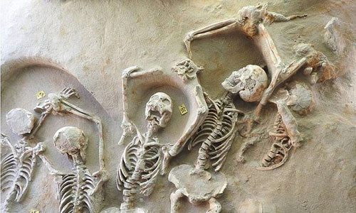 80 bộ hài cốt chôn trong tư thế lạ được phát hiện trong 2 ngôi mộ tập thể ở khu vực đồng bằng Faliron. Những bộ hài cốt này được xác định có niên đại vào khoảng thế kỷ 7.