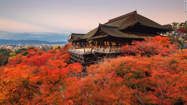 Chùa Thanh Thủy (Kiyomizu-dera) có bề dày lịch sử hơn 1.200 năm tuổi. Ngôi chùa cổ kính này nằm ở Kyoto và được Unesco công nhận là di sản văn hóa thế giới.