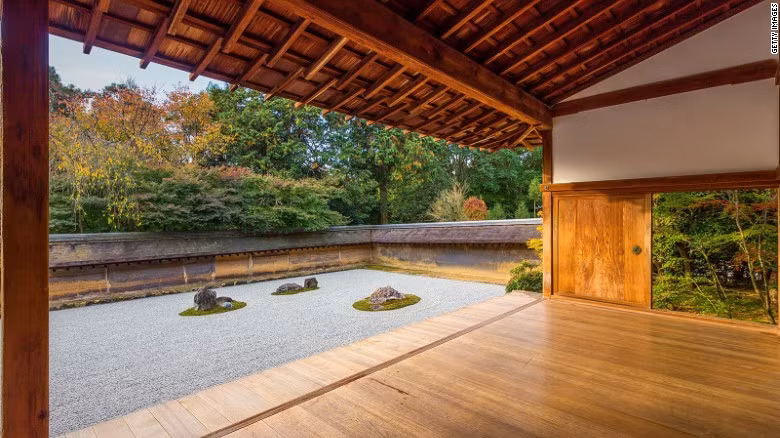 Ryoanji làm một trong những chùa được UNESCO công nhận là di sản thế giới nằm ở Tây Bắc Kyoto. Một trong những điểm nhấn thu hút nhiều khách du lịch đến chùa Ryoanji là khu vườn đá (Karesansui). Khu vực vườn đá hay còn gọi vườn thiền này là một phong cách kiến trúc đặc trưng ở Nhật Bản.