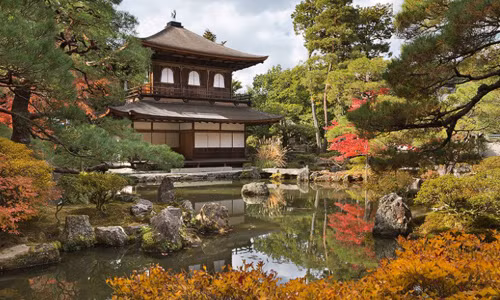Ginkaku-ji hay còn gọi là chùa Bạc nằm ở Kyoto. Tướng quân Ashikaga Yoshimasa đã cho xây dựng ngôi chùa cổ xưa này năm 1482 nhằm mô phỏng căn nhà của ông nội.