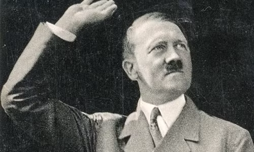 Vào ngày 2/8/1934, Tổng thống Paul von Hindenburg qua đời. Nắm bắt thời cơ đó, ngay buổi trưa cùng ngày hôm đó, Hitler đưa ra thông báo, hai chức vụ Thủ tướng và Tổng thống gộp chung làm một. Kể từ thời khắc đó, Hitler trở thành trùm phát xít tàn bạo nhất lịch sử nhân loại.