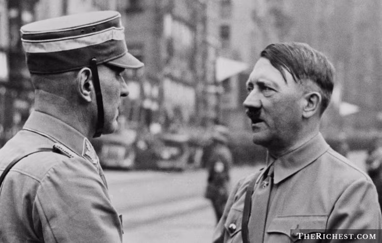 Đến tháng 11/1923, Hitler bị bắt sau cuộc bạo loạn bất thành ở nhà hàng bia Bürgerbräukeller. Sau đó, Hitler bị kết tội phản quốc. Mặc dù bị kết án 5 năm tù nhưng Hitler được ân xá sau 6 tháng giam giữ. Trong thời gian ngồi tù, Hitler đã viết cuốn tiểu sử mang tên "Mein Kampf" (Cuộc tranh đấu của tôi).