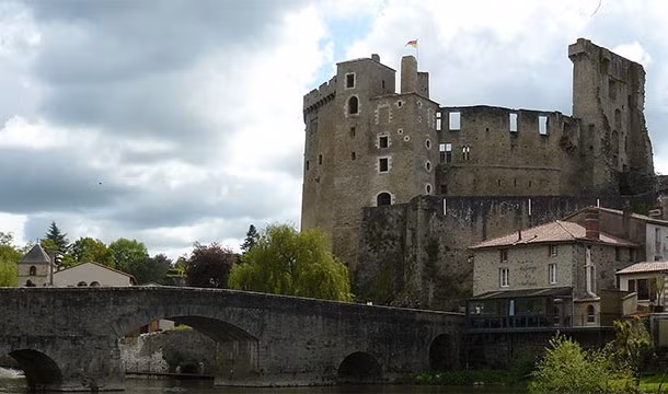 Jeanne de Clisso (1300-1359) là nữ cướp biển nổi tiếng thế giới. Xuất thân trong một dòng họ quý tộc danh giá xứ Breton và là vợ của viên quan Pháp Olivier de Clisson IV, Clisso trở thành nữ tướng hải tặc để báo thù khi chồng bị nhà vua cho chặt đầu vì tội phản quốc nhưng không hề có bằng chứng buộc tội. Clisso bán toàn bộ tài sản để sắm 3 chiếc tàu buồm có sức chạy nhanh rồi từ đó đánh đắm bất cứ con tàu nào treo cờ Pháp để trả thù cho cái chết của chồng.