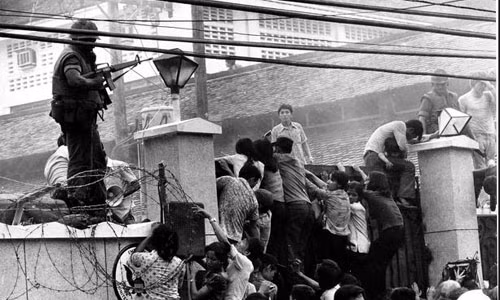 Rất nhiều người dân trèo qua tường của Đại sứ quán Hoa Kỳ ở Sài Gòn để có thể lên trực thăng, rời khỏi Việt Nam trước khi Chiến tranh Việt Nam kết thúc. Ảnh chụp ngày 29/4/1975.