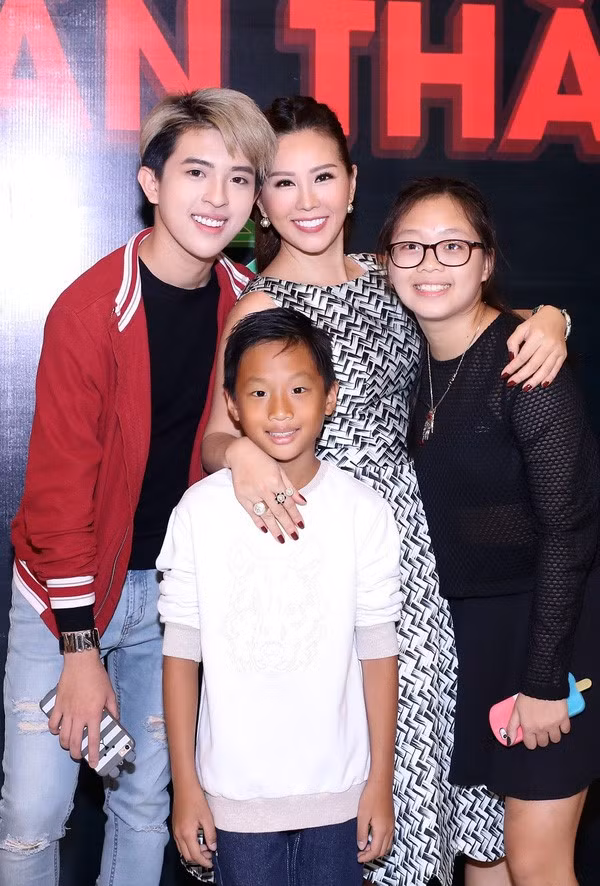 Thu Hoài và ba con tham gia một sự kiện gần đây. Ảnh: CB.