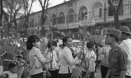 Phiên chợ náo nhiệt, tấp nập người bán, người mua để chuẩn bị cho dịp Tết Nguyên Đán ở miền Nam Việt Nam.