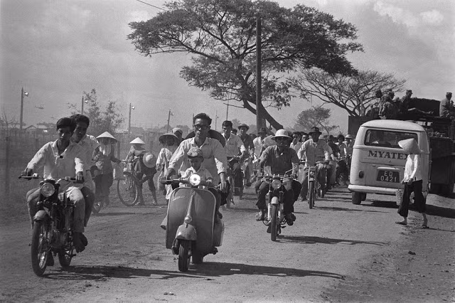 Những chiếc scooter xuất hiện khá phổ biến trên đường phố Sài Gòn những năm 1960.