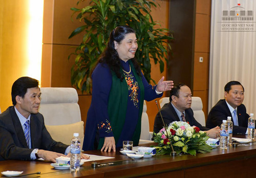 Cùng với bà Nguyễn Thị Kim Ngân và bà Trương Thị Mai, bà Tòng Thị Phóng là một trong 3 nữ Ủy viên Bộ Chính trị khóa XII.