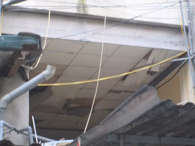 Trần nhà bong tróc, rất nguy hiểm. Ảnh: Ngọc Thi.