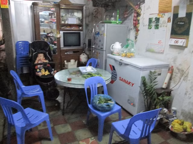 Không gian ăn uống của đại gia đình, chiếc bàn gỗ có tuổi thọ mấy chục năm vẫn được sử dụng. Ảnh: Ngọc Thi.