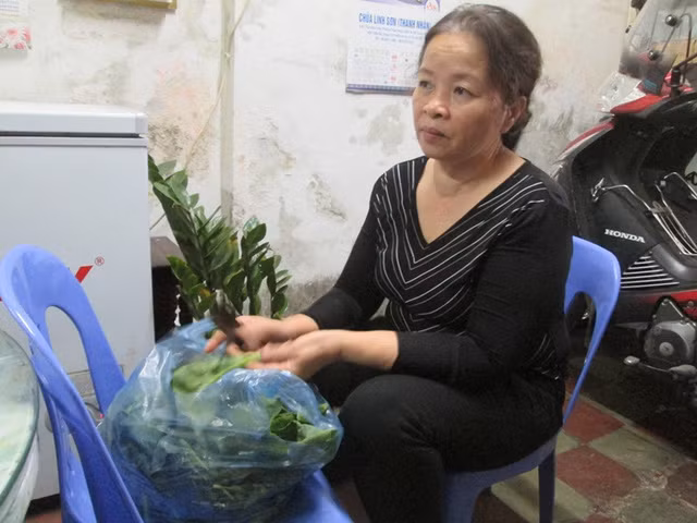 Bà Nguyễn Thị Kim Quy đang tất bật chuẩn bị bữa cơm chiều. Ảnh: Ngọc Thi.