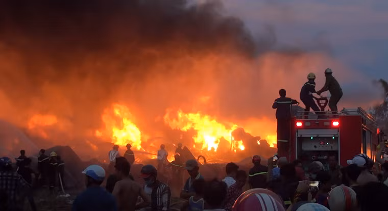 Đám cháy quá lớn, các xe phải di chuyển liên tục ra vào để tiếp nước.