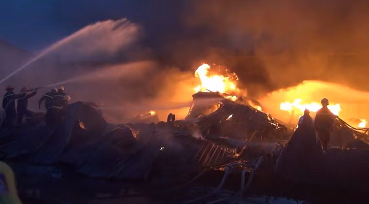 Tuy nhiên đám cháy quá lớn, diễn biến phức tạp khi có nguy cơ lan rộng, chỉ huy Cảnh sát PCCC tỉnh Long An đã xin chi viện từ lực lượng Cảnh sát PCCC TP HCM.