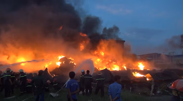 Phía công ty huy động nhiều nhân lực cùng xe tải đến tiến hành di dời hàng hóa bên trong ra ngoài.