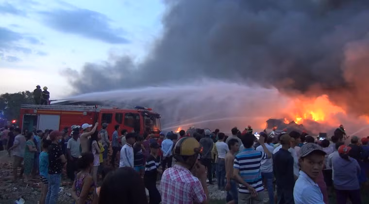 Lúc này một công ty tư nhân nằm gần đó đã điều 3 xe chữa cháy chuyên nghiệp đến tiến hành chữa cháy nhưng không thành công.