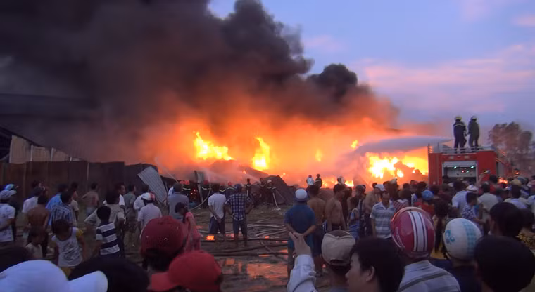 Cảnh sát PCCC quận Bình Tân, huyện Củ Chi (Cảnh sát PCCC TP HCM) đã được điều động 20 xe nước cùng hơn trăm cán bộ chiến sĩ đến hiện trường để tiếp sức.