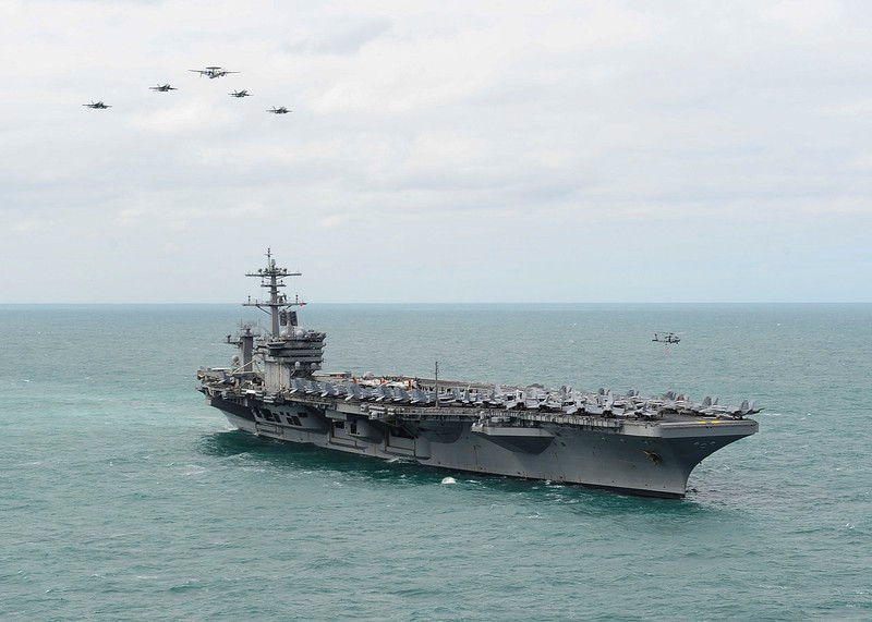 Ngày 24/3, Bộ trưởng Hải quân Mỹ Thomas Modly xác nhận ba thủy thủ trên tàu sân bay USS Theodore Roosevelt, vừa có chuyến thăm Đà Nẵng từ 5-9/3, dương tính với virus corona.