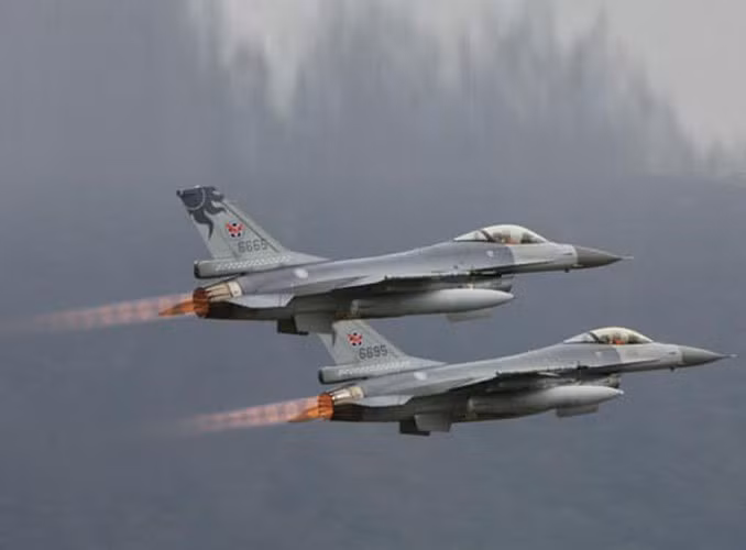 Biến thể F-16V Viper được đánh giá là ngang ngửa với tiêm kích Su-35 phiên bản xuất khẩu ở một số khía cạnh, thậm chí năng lực không chiến ngoài tầm nhìn của F-16V còn được đánh giá cao hơn khi được trang bị radar chủ động có thể phát hiện mục tiêu ở khoảng cách hơn 400km, trong khi Su-35 vẫn chỉ được trang bị radar bán chủ động và tầm quét ngắn hơn.