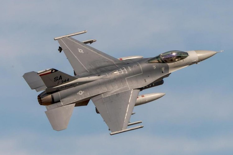 8 tiêm kích F-16 cất cánh từ căn cứ không quân ở phía đông Hoa Liên vào sáng 24/3, mô phỏng nhiệm vụ khẩn cấp để đánh chặn máy bay đối phương đang tiến vào hòn đảo.