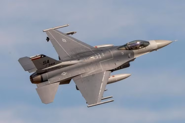 8 tiêm kích F-16 cất cánh từ căn cứ không quân ở phía đông Hoa Liên vào sáng 24/3, mô phỏng nhiệm vụ khẩn cấp để đánh chặn máy bay đối phương đang tiến vào hòn đảo.