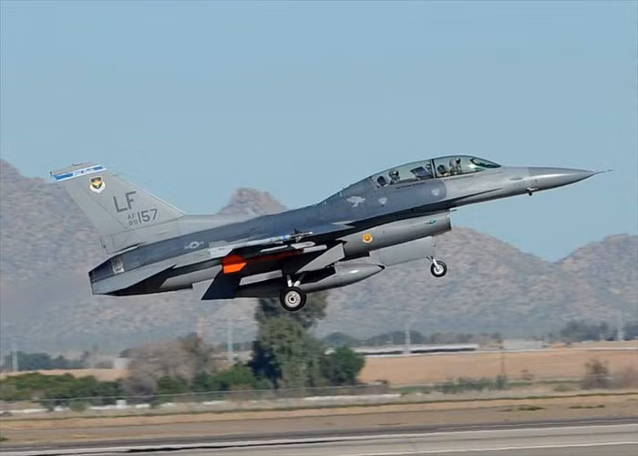 Những chiếc F-16 cũng đồng loạt cất cánh ở căn cứ quân sự khác của hòn đảo.