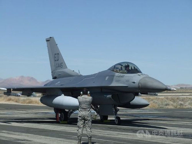 F-16V được giới chuyên môn đánh giá là tiêm kích mạnh mẽ nhất trong gia đình F-16 khi được trang bị hệ thống điện tử tối tân, có thể liên kết dữ liệu với các máy bay thế hệ thứ 5, cùng kho vũ khí trang bị thuộc loại hiện đại bậc nhất thế giới.