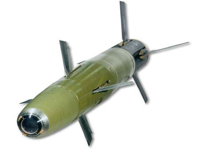 Tuy vậy đây cũng là điểm yếu so với đạn pháo thông minh Mỹ, dùng laser chiếu xạ bắt buộc phải có một nhóm đặc nhiệm tiếp cận gần mục tiêu để hành động.