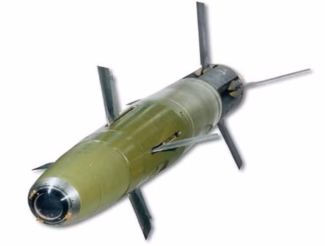 Tuy vậy đây cũng là điểm yếu so với đạn pháo thông minh Mỹ, dùng laser chiếu xạ bắt buộc phải có một nhóm đặc nhiệm tiếp cận gần mục tiêu để hành động.