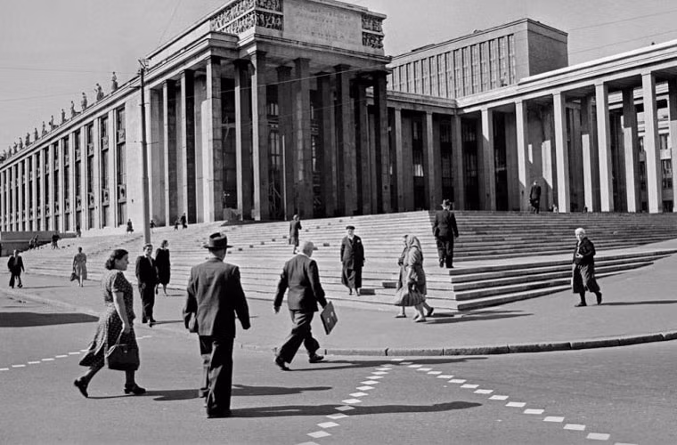 Người dân đi lại phía ngoài Thư viện Quốc gia Lenin. Ảnh OLP