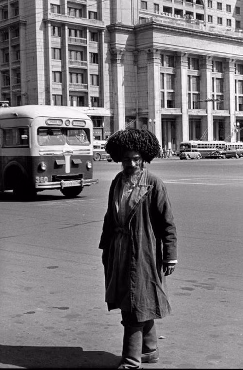 Người đàn ông từ vùng Caucasus đứng trước Khách sạn Metropol trong lần tới thăm thành phố cổ kính Moscow vào năm 1954. Ảnh OLP