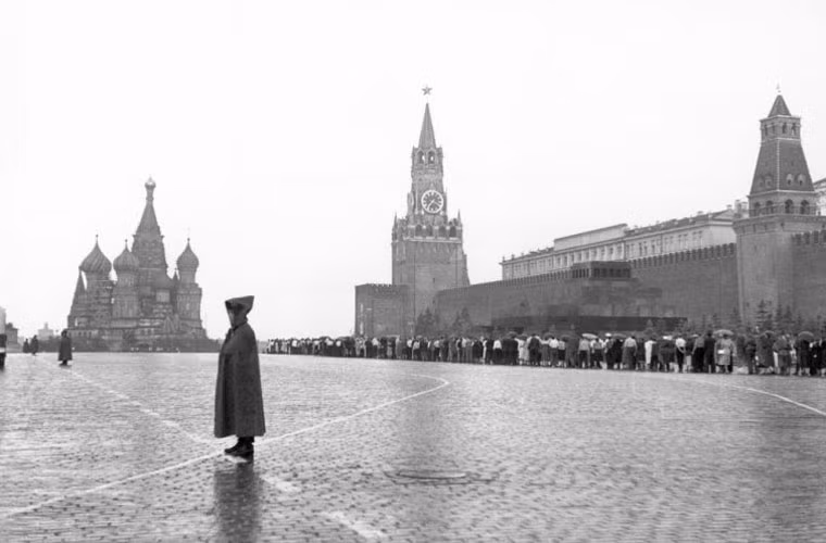 Một người lính Liên Xô đứng ở Quảng trường Đỏ, thành phố Moscow năm 1954. Ảnh OLP