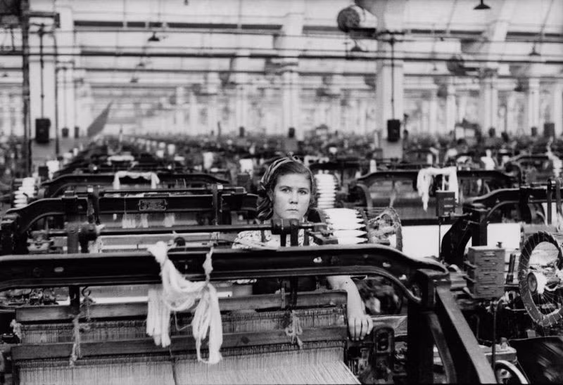 Nữ công nhân trong nhà máy dệt may ở Moscow năm 1954. Ảnh OLP