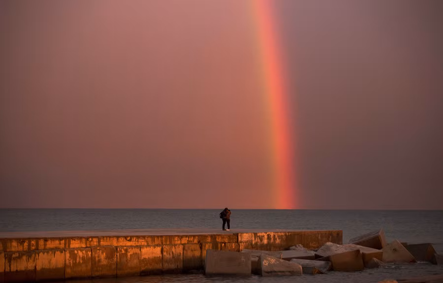 Cặp đôi dưới cầu vồng, ảnh được chụp tại Barcelona, Tây Ban Nha.