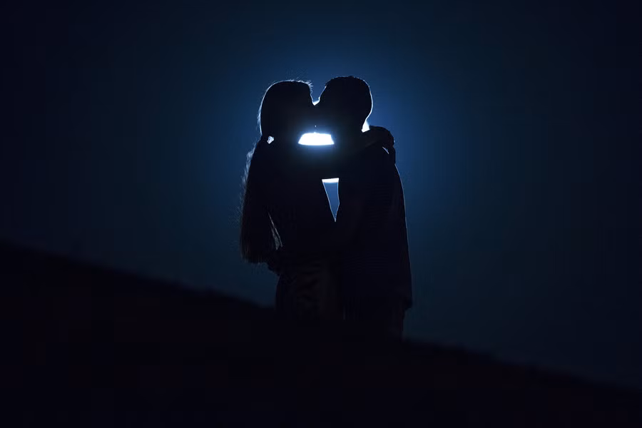 Một nụ hôn say đắm dưới ánh trăng tròn tại Thủ đô Madrid, Tây Ban Nha.