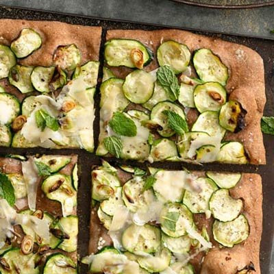 Pizza bí xanh, hành lá và kem bơ. Loại pizza không béo này rất dễ làm và tốt cho sức khỏe cũng như hệ miễn dịch của bạn.