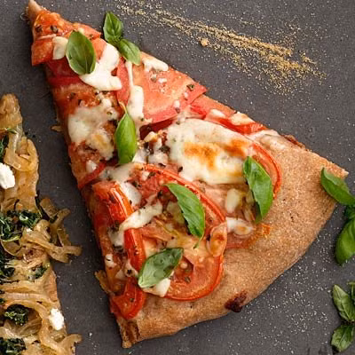 Pizza cà chua và pho-mát, vừa có ngoại hình bắt mắt, vừa tốt cho sức khỏe.