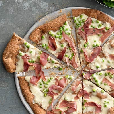 Pizza phủ sốt Carbonara. Carbonara là một loại sốt truyền thống của Italia được làm từ dầu ô-liu và sữa không béo.