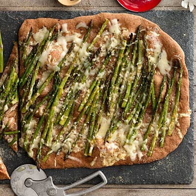 Pizza măng tây và kem bơ. Không những không chứa chất béo mà măng tây còn được coi là một chất kháng sinh tự nhiên phòng giúp phòng bệnh.