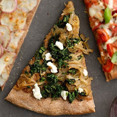 Pizza rau chăn vịt và pho-mát. Mặc dù có chứa pho-mát nhưng loại pizza chay này có chưa tới 400 calo, Bạn có thể thoải mái ăn cả một chiếc mà không sợ béo