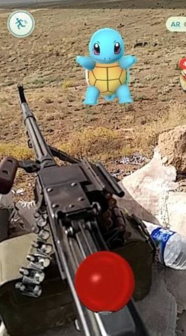Mới đây, một binh sỹ Mỹ ở Irắc đã khoe lên mạng xã hội rằng anh ta bắt Pokemon giữa bãi chiến trường.