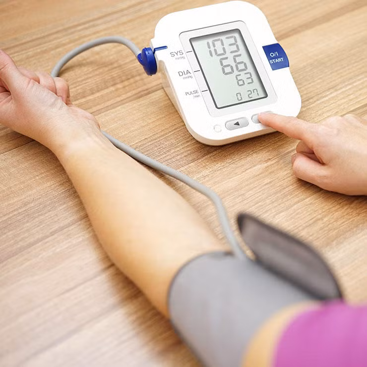 Khám huyết áp. Một trong những bệnh phổ biến nhất là những bệnh liên quan đến tim mạch. Việc chuẩn đoán sớm những vấn đề liên quan đến huyết áp có thể giảm nguy cơ mắc những bệnh tim.