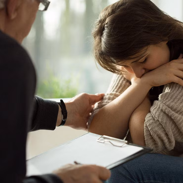 Khám sàng lọc trầm cảm. Phụ nữ trong độ tuổi trưởng thành nhất là ở giai đoạn sau sinh hoặc sau những cú sốc lớn nên tham gia khám sàng lọc trầm cảm một lần để đảm bảo sức khỏe tinh thần của mình.