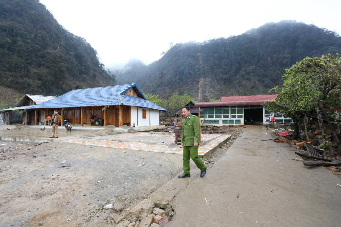  5. Vào sào huyệt ma túy bắt tội phạm: Ngày 5/2/2010 nhận được tin kẻ buôn bán ma túy trốn lệnh truy nã đặc biệt Vàng A Khua xuất hiện tại nhà ở bản Hang Kia 1, xã Hang Kia, huyện Mai Châu, hàng chục cảnh sát đã bao vây truy bắt. “Ông trùm” ma túy khét tiếng ở Hòa Bình chống cự quyết liệt, không chịu hạ vũ khí. Khua dùng những người thân trong gia đình để làm bình phong ngăn cản lực lượng cảnh sát tấn công.